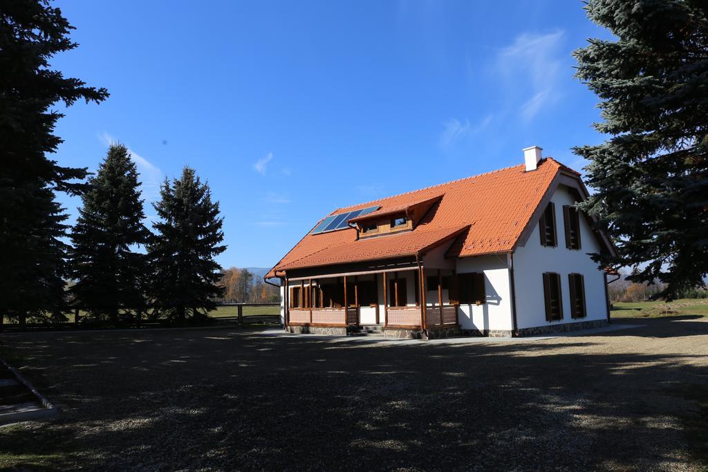Ezuestfenyo Agroturisztikai Panzio Hotel Borzont Ngoại thất bức ảnh