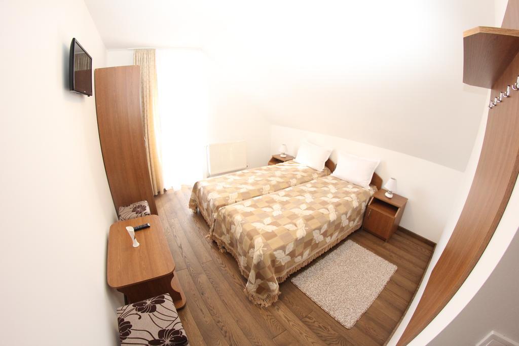 Ezuestfenyo Agroturisztikai Panzio Hotel Borzont Ngoại thất bức ảnh