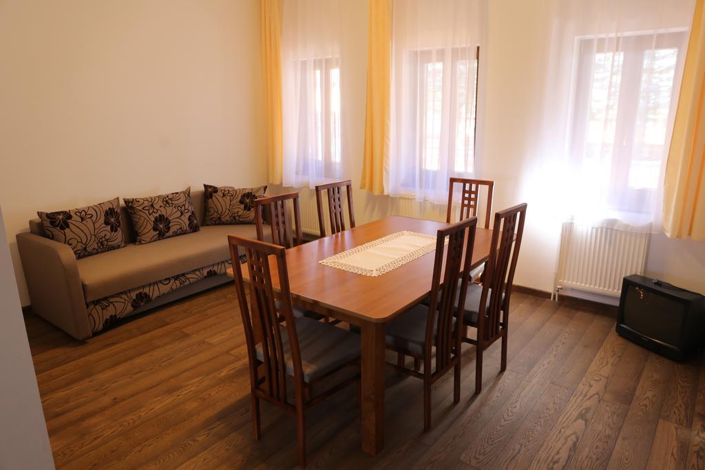 Ezuestfenyo Agroturisztikai Panzio Hotel Borzont Ngoại thất bức ảnh